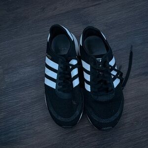 Hello! I’m selling adidas shoes. Size 6.5 for women. One time use. Will be wash!